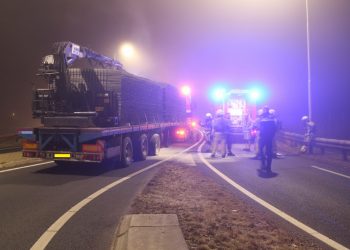 Oplegger in brand op rotonde brandweer 