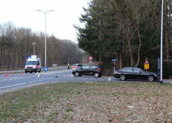 Ongeval met motor en twee auto's Rijssenseweg politie aanrijding 