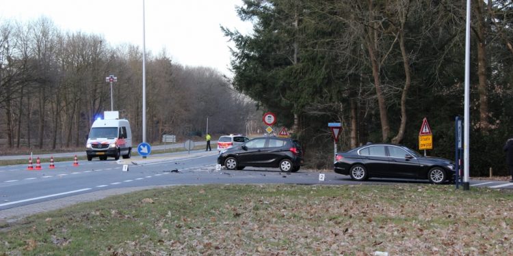 Ongeval met motor en twee auto's Rijssenseweg politie aanrijding 