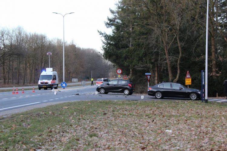 Ongeval met motor en twee auto's Rijssenseweg politie aanrijding 