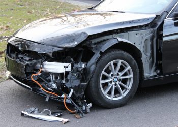 Ongeval met motor en twee auto's Rijssenseweg politie aanrijding 