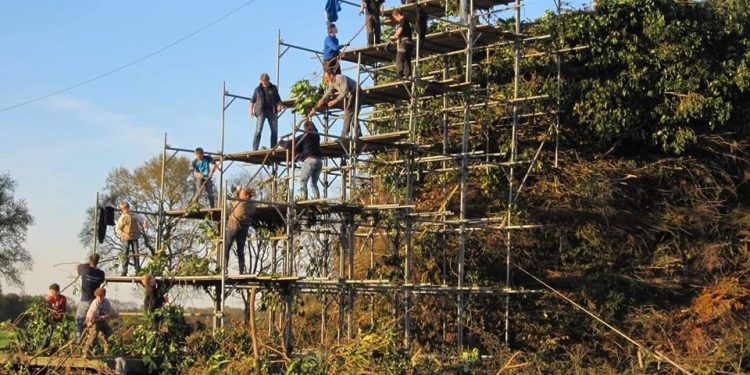 HoltensNieuws.nl Opbouw paasvuur Espelo is begonnen Opbouw paasvuur Espelo is begonnen paasvuur espelo
