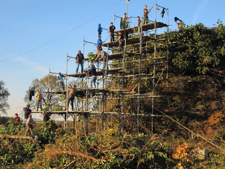 Opbouw paasvuur Espelo is begonnen paasvuur espelo 