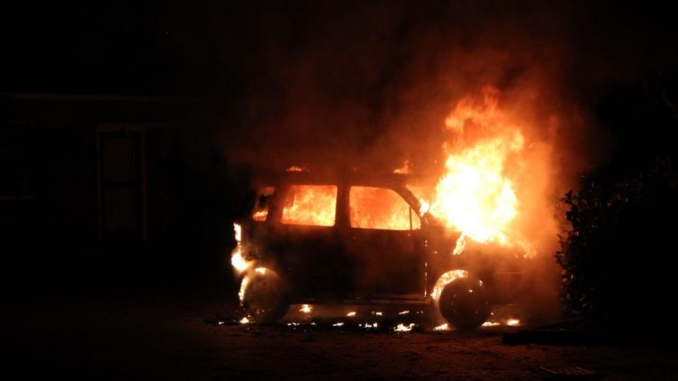 Opnieuw autobrand in Holten politie brandweer 