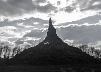 Brandweer Rijssen-Holten schenkt bevolking bronzen monument Jubileum brandweer 