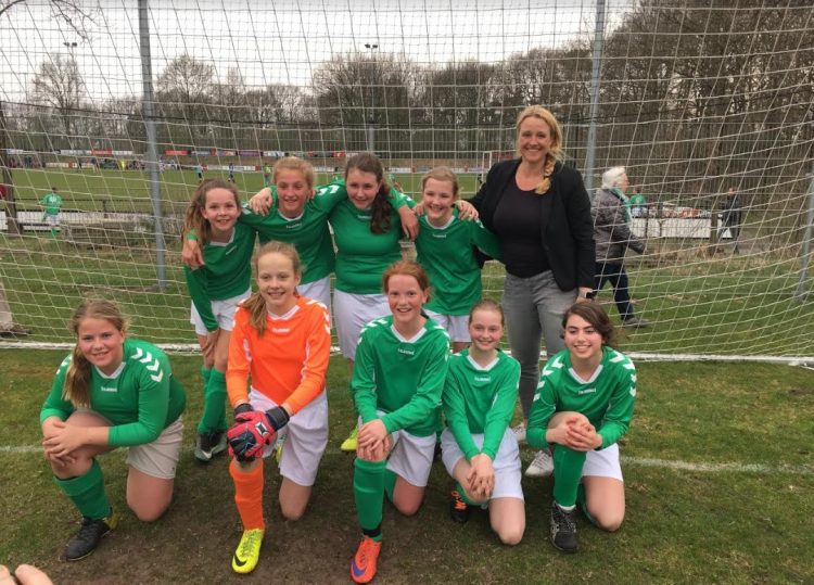 Haarschool meiden winnen schoolvoetbal beker voetbal haarschool 