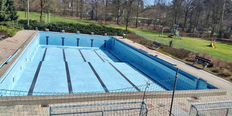Wedstrijdbad zwembad Twenhaarsveld nog niet open op 1 mei 