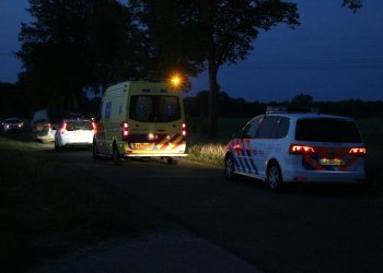 Bestuurster bedrijfsbus naar ziekenhuis na botsing tegen boom politie gemeente 