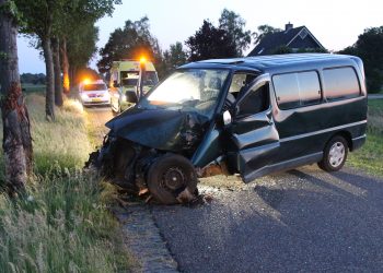 Bestuurster bedrijfsbus naar ziekenhuis na botsing tegen boom politie gemeente 