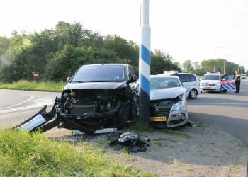 Ongeval met een bedrijfsbus en een personenauto op de kruising N332 / Afrit A1 aanrijding 