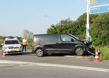 Ongeval met een bedrijfsbus en een personenauto op de kruising N332 / Afrit A1 aanrijding 