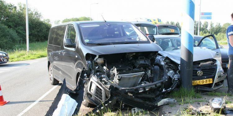 Ongeval met een bedrijfsbus en een personenauto op de kruising N332 / Afrit A1 aanrijding 