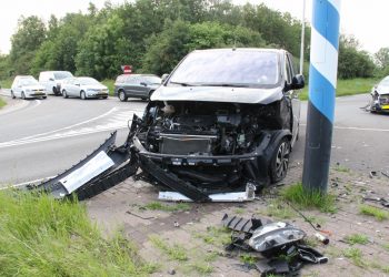 Ongeval met een bedrijfsbus en een personenauto op de kruising N332 / Afrit A1 aanrijding 