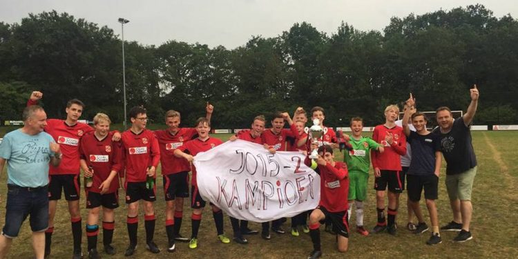 Holten JO15-2 ongeslagen kampioen voetbal 