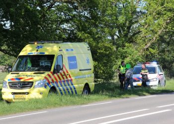 Auto in de slip en slaat over de kop Deventerweg 