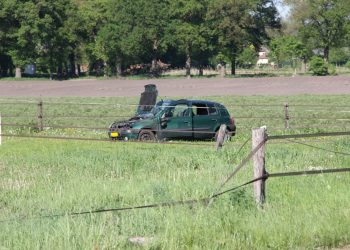 Auto in de slip en slaat over de kop Deventerweg 