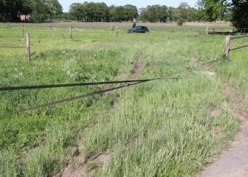 Auto in de slip en slaat over de kop Deventerweg 