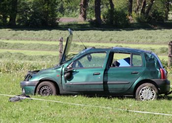 Auto in de slip en slaat over de kop Deventerweg 