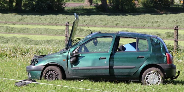 HoltensNieuws.nl Auto in de slip en slaat over de kop Deventerweg Auto in de slip en slaat over de kop Deventerweg