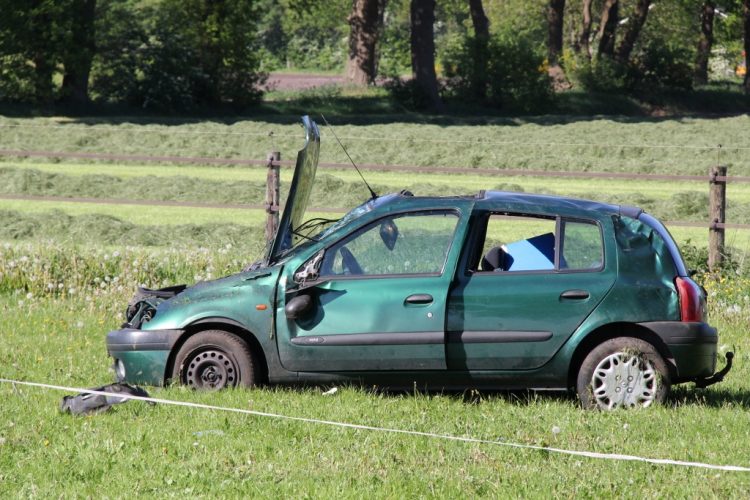 Auto in de slip en slaat over de kop Deventerweg 