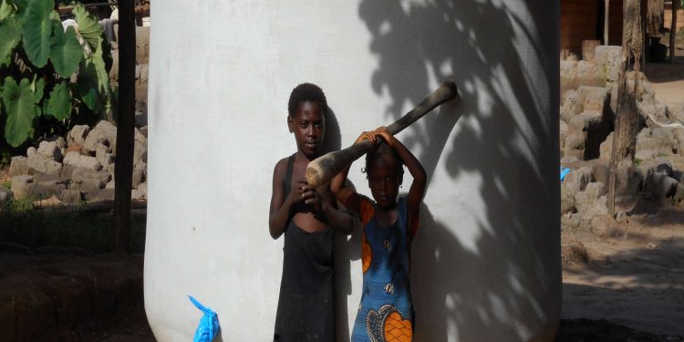 Holtense stichting bouwt 4000 drinkwatertanks in Afrika 