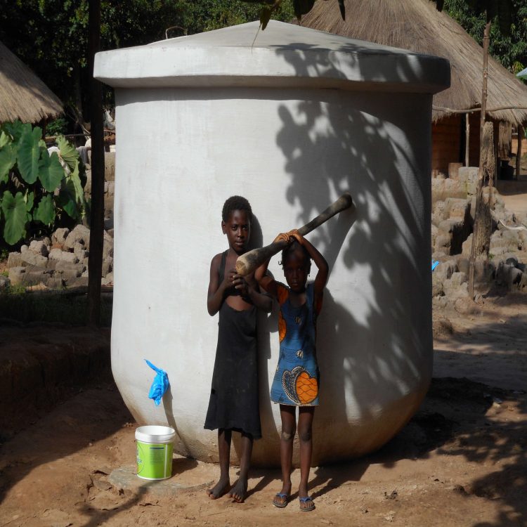 Holtense stichting bouwt 4000 drinkwatertanks in Afrika 