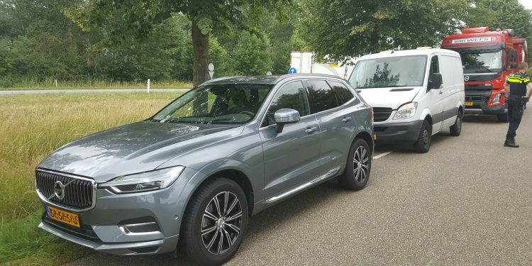 HoltensNieuws.nl Kop-staartbotsing met drie voertuigen op de N332 Kop-staartbotsing met drie voertuigen op de N332