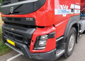 Kop-staartbotsing met drie voertuigen op de N332 