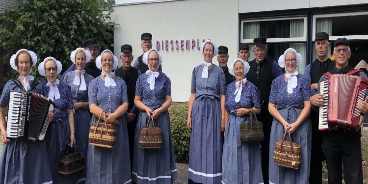 Hoolter Daansers vermaken jong en oud haarschool diessenplas 
