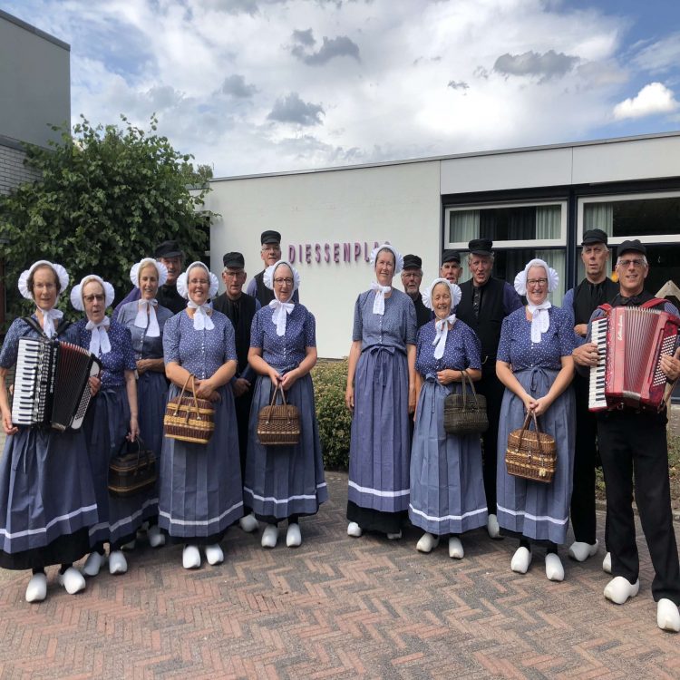 Hoolter Daansers vermaken jong en oud haarschool diessenplas 