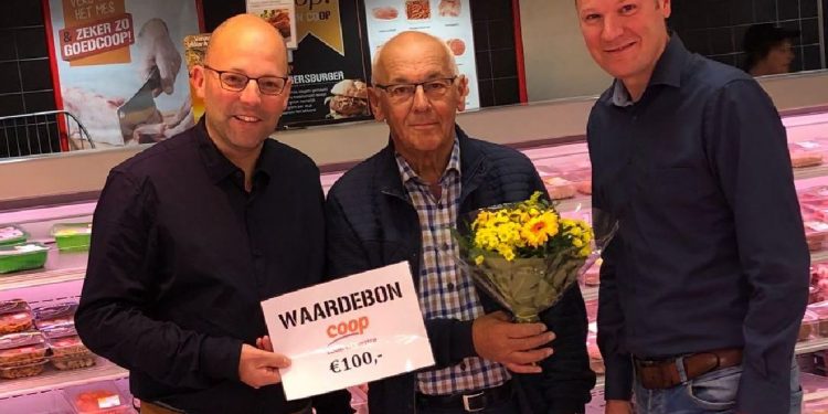 Uitreiking hoofdprijs verloting V.V.Holten 2018 vvholten tastoe nijkamp de biester 