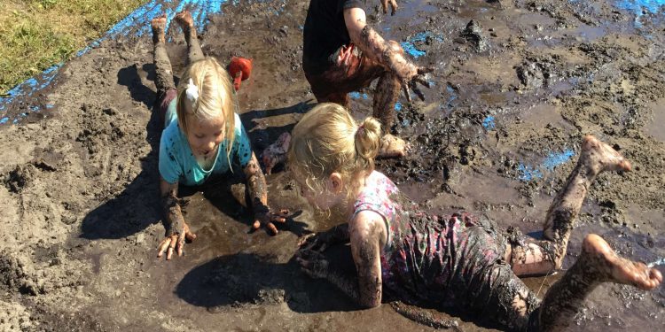 Modderdag bij peuteropvang Dribbel liezenboerderij 