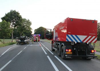 Autotransporter vliegt in brand op de Deventerweg politie brandweer 