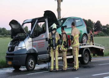 Autotransporter vliegt in brand op de Deventerweg politie brandweer 