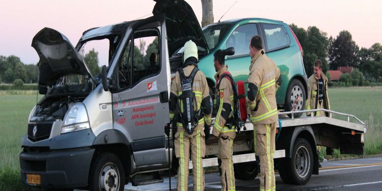 Autotransporter vliegt in brand op de Deventerweg politie brandweer 
