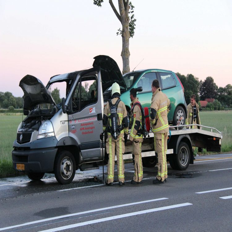 Autotransporter vliegt in brand op de Deventerweg politie brandweer 