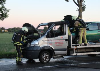 Autotransporter vliegt in brand op de Deventerweg politie brandweer 