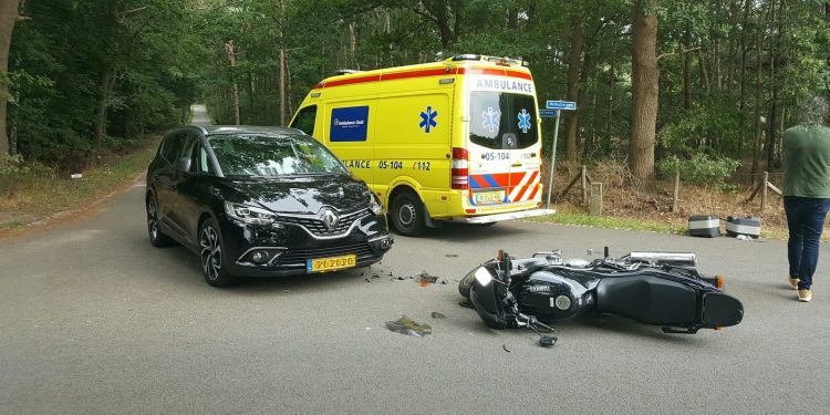 HoltensNieuws.nl Motorrijder botst op auto Motorrijder botst op auto