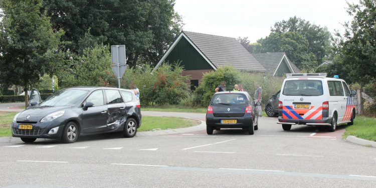 Ongeval met twee auto's op kruising Rijssenseweg / Drostenstraat aanrijding 