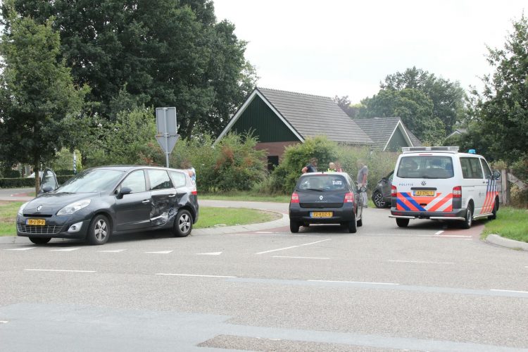 Ongeval met twee auto's op kruising Rijssenseweg / Drostenstraat aanrijding 