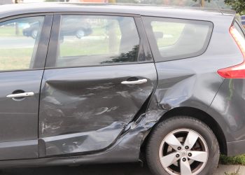 Ongeval met twee auto's op kruising Rijssenseweg / Drostenstraat aanrijding 