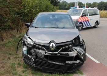Ongeval met twee auto's op kruising Rijssenseweg / Drostenstraat aanrijding 