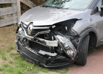 Ongeval met twee auto's op kruising Rijssenseweg / Drostenstraat aanrijding 