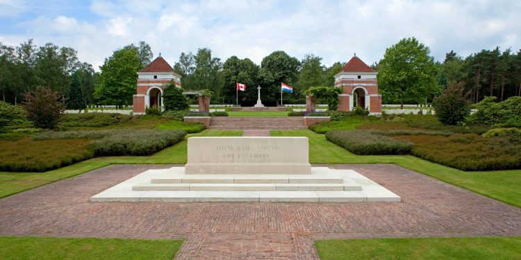 Rondleiding Informatiecentrum en Canadese Begraafplaats in Holten canadese begraafplaats 
