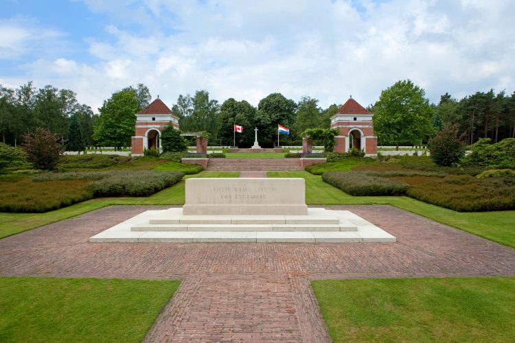 Rondleiding Informatiecentrum en Canadese Begraafplaats in Holten canadese begraafplaats 