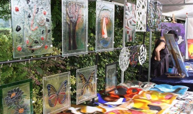 Kunstmarkt tijdens Holten Podium smidsbelt kulturhus 