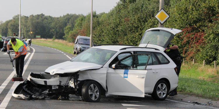 Twee gewonden bij ongeval N332 Deventerweg politie 