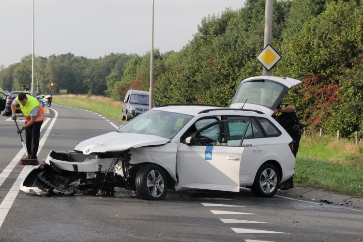 Twee gewonden bij ongeval N332 Deventerweg politie 