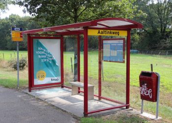 Vandalen vernielen raam van bushokje aan de Deventerweg 