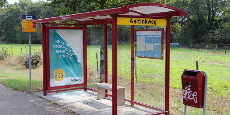HoltensNieuws.nl Vandalen vernielen raam van bushokje aan de Deventerweg Vandalen vernielen raam van bushokje aan de Deventerweg